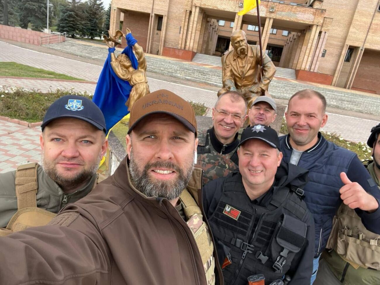 Синегубов (на фото он с военными в Балаклее):&nbsp;Мы можем говорить примерно о 40 освобожденных населенных пунктах, но&nbsp;на самом деле их гораздо больше