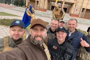 Синегубов (на фото он с военными в Балаклее): Мы можем говорить примерно о 40 освобожденных населенных пунктах, но на самом деле их гораздо больше