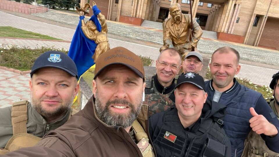 Синегубов (на фото он с военными в Балаклее): Мы можем говорить примерно о 40 освобожденных населенных пунктах, но на самом деле их гораздо больше