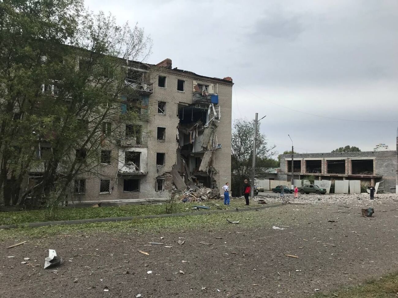 Зараз відомо про щонайменше одного пораненого внаслідок обстрілів