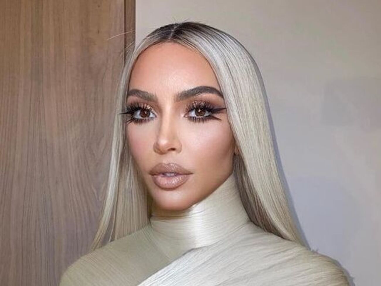 Кардашян выбрала одежду пастельных тонов