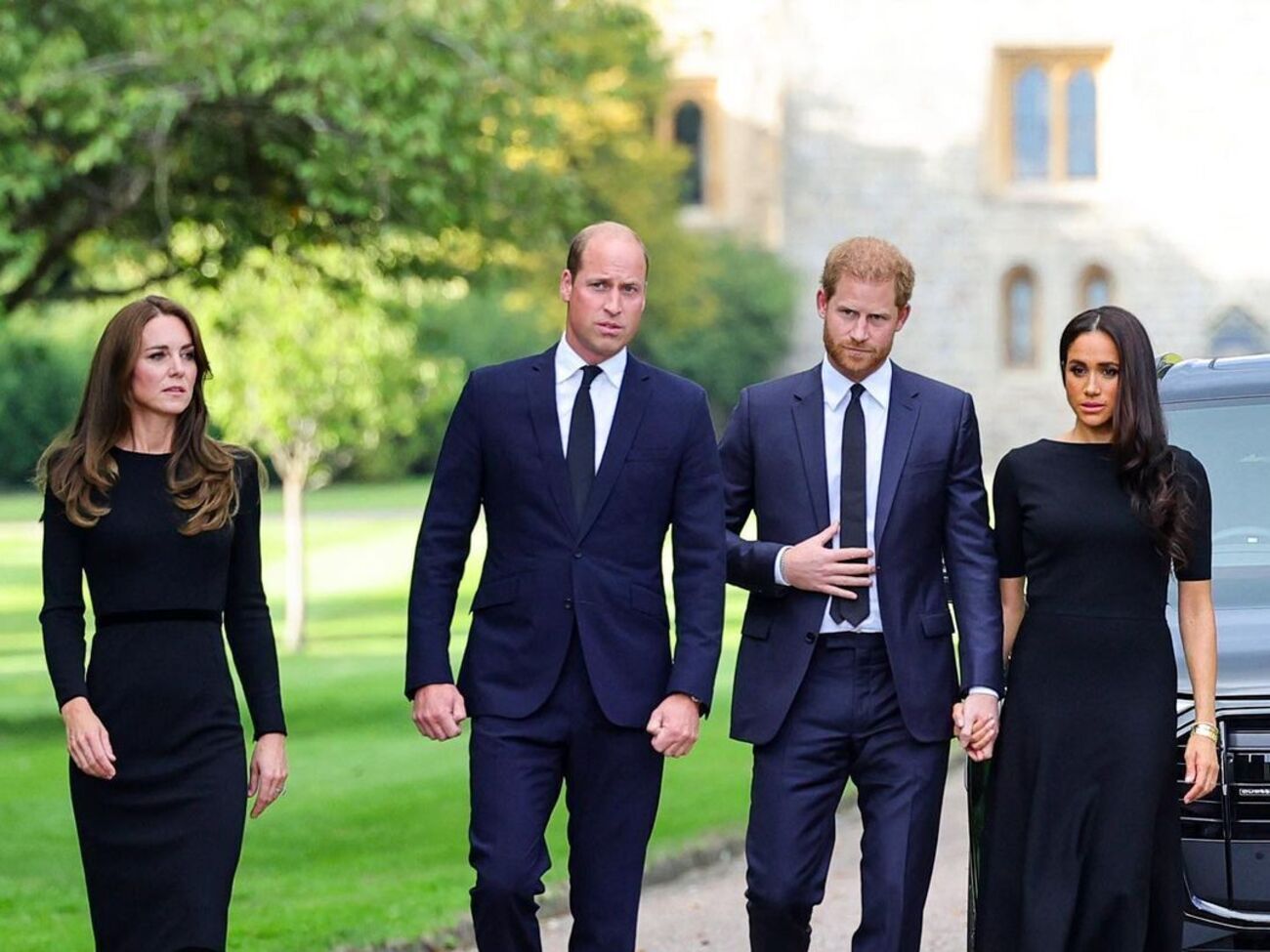 Семьи принца Уильяма и его младшего брата Гарри воссоединились во время посещения цветочного мемориала в честь Елизаветы II в Виндзоре