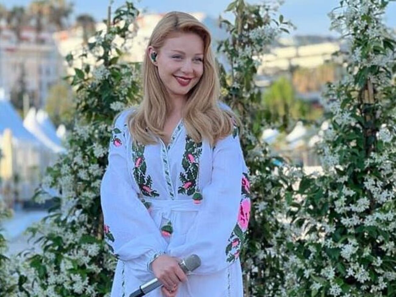 Тина Кароль прокричала паре "Горько!"