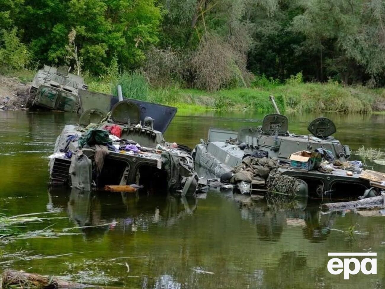 За словами Гуменюк, росіяни масово кидають свою техніку й озброєння та евакуюються на лівий берег Дніпра