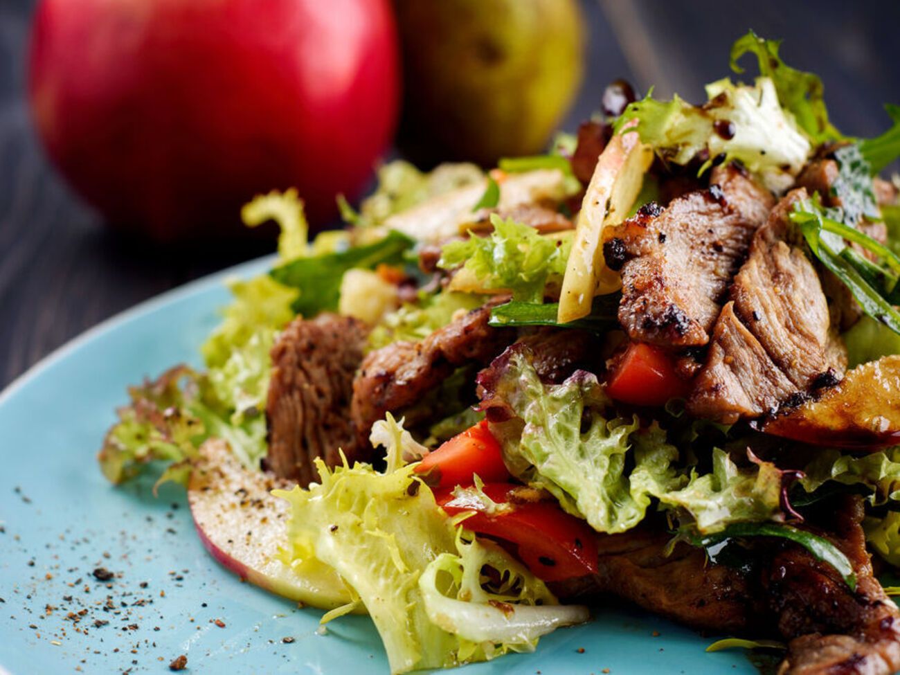 Салат потрібно подавати, заправивши спеціальним соусом