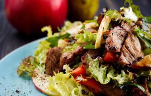 Салат потрібно подавати, заправивши спеціальним соусом