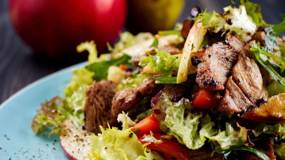 Салат потрібно подавати, заправивши спеціальним соусом