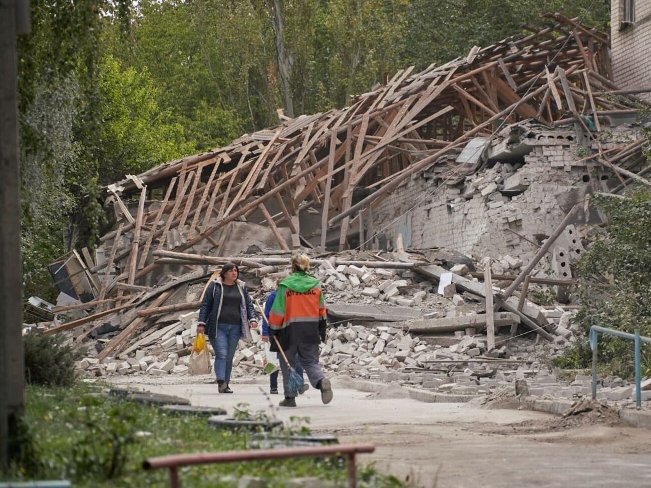 Окупанти регулярно обстрілюють населені пункти Донецької області