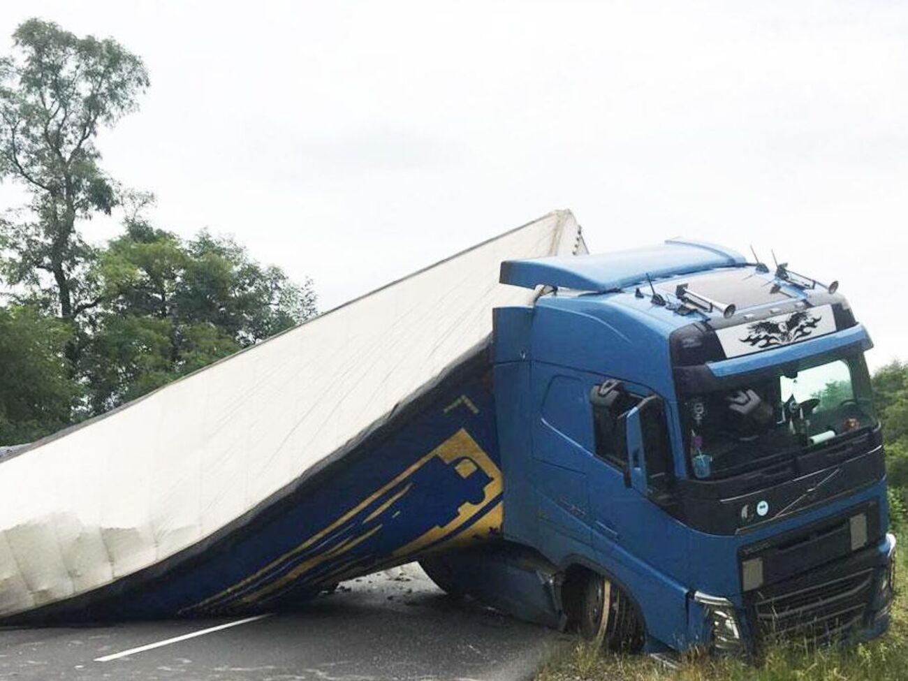 Опрокинувшаяся фура перекрыла дорогу