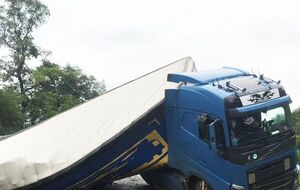 Опрокинувшаяся фура перекрыла дорогу