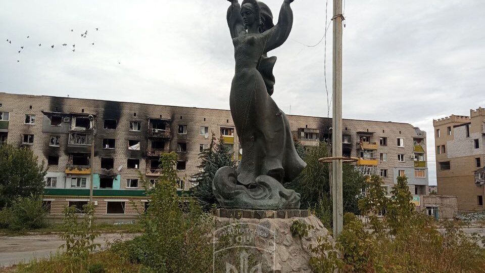 Житло та інфраструктуру Ізюма сильно пошкоджено внаслідок обстрілів окупантів