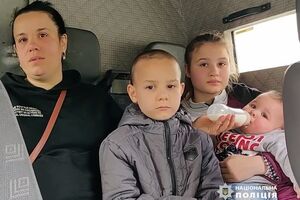 Через постійні обстріли мама з двома підлітками та немовлям не могла вийти з підвалу, зазначили в МВС України.