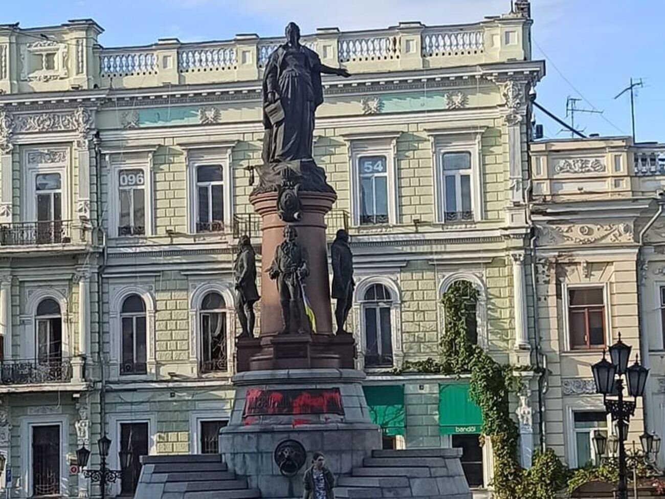 Активист выложил в сеть фото с облитым краской монументом