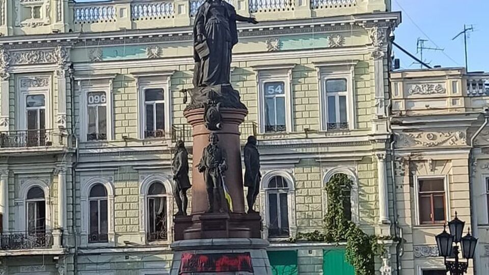 Активіст виклав у мережу фото з облитим фарбою монументом
