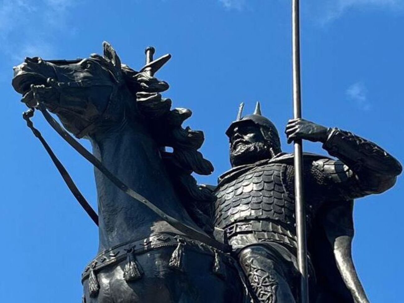 Перед установкой памятника Невскому оккупанты снесли мемориал украинским военным