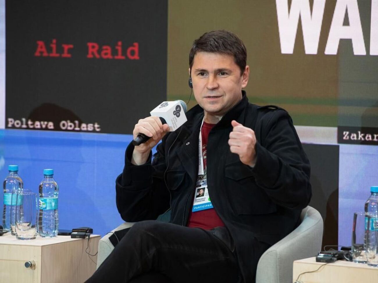 Над усією Росією безхмарне небо, але багато "хлопків", зазначив Подоляк