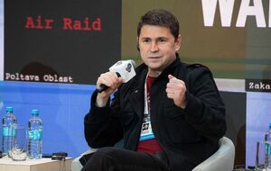 Над усією Росією безхмарне небо, але багато "хлопків", зазначив Подоляк