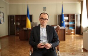 Украина "ломает через колено" западных юристов, чтобы доказать, что получение репараций от РФ активами, замороженными в третьих странах, – оптимальный путь, заявил Малюська