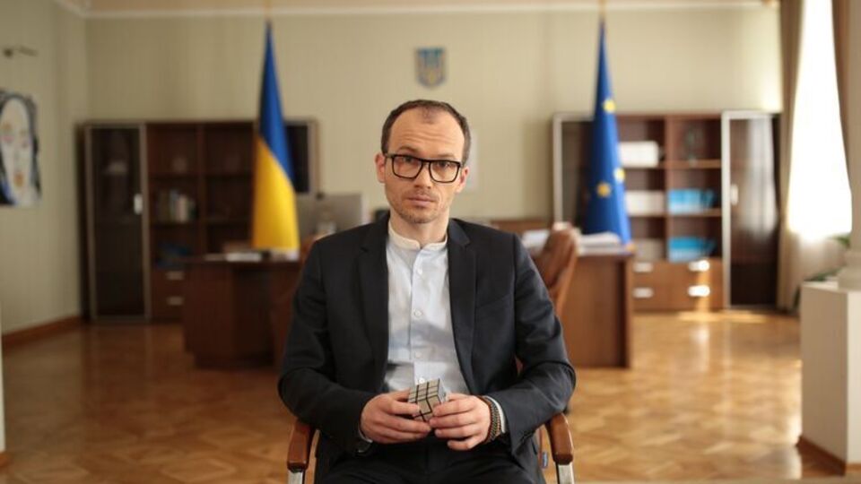 Україна "ламає через коліно" західних юристів, щоб довести, що отримання репарацій від РФ активами, замороженими у третіх країнах, – оптимальний шлях, заявив Малюська