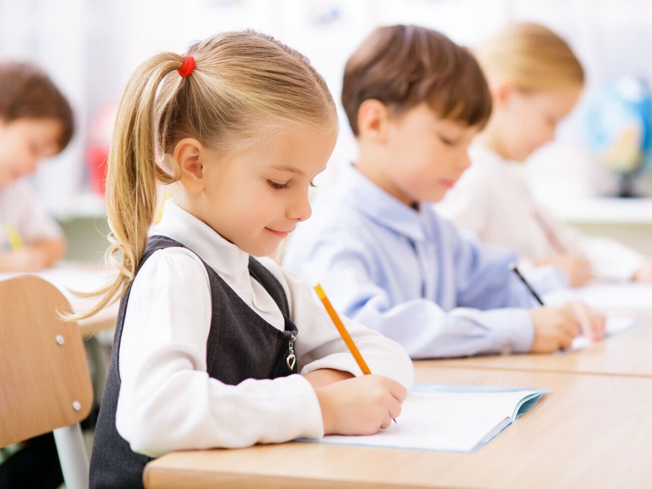 Украинских детей в оккупированном Мариуполе заставляют учить гимн России