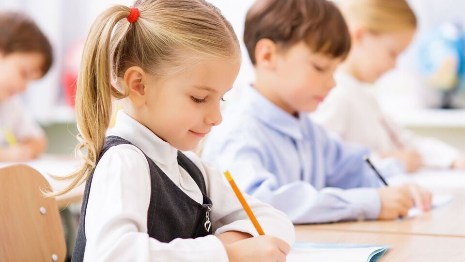 Украинских детей в оккупированном Мариуполе заставляют учить гимн России