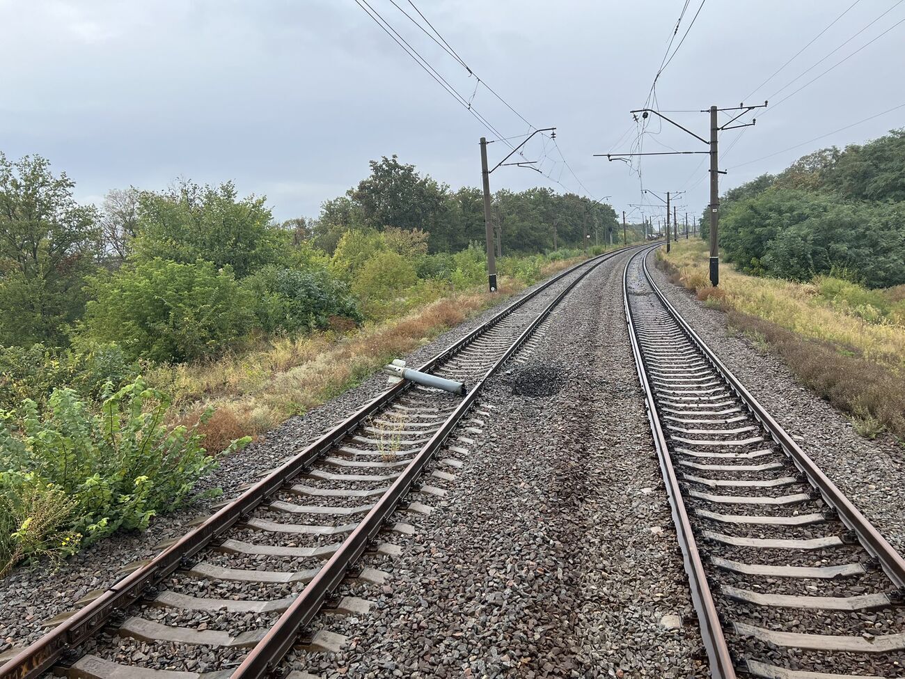 Залізниця в деокупованій частині Харківської області усіяна мінами, нерозірваними снарядами і слідами від вибухівки