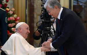 Папу приветствовал президент Токаев