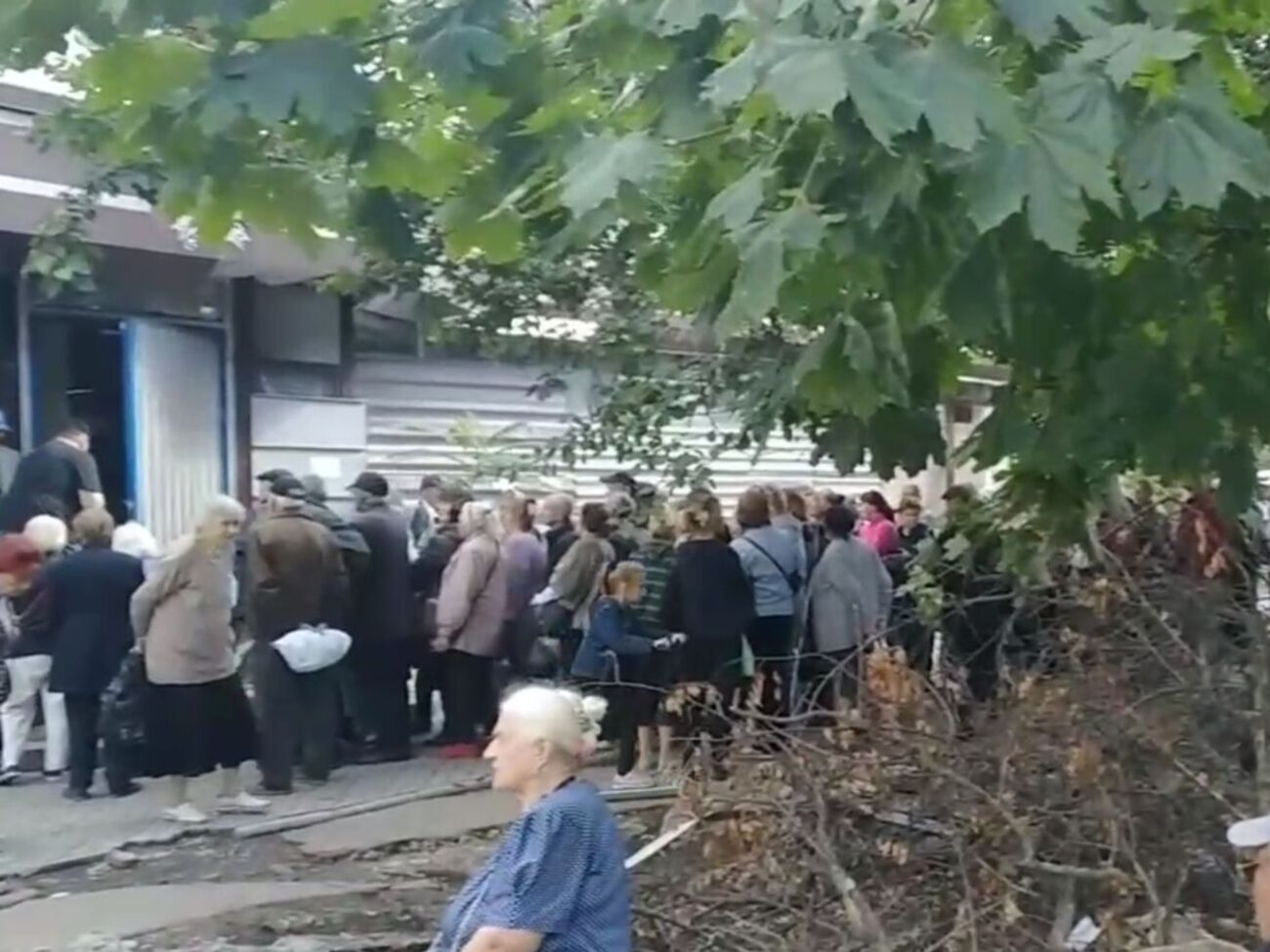 В оккупированном Мариуполе зафиксировали огромные очереди за бесплатным хлебом