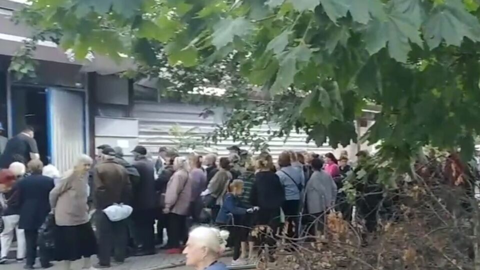 В окупованому Маріуполі зафіксували величезні черги по безплатний хліб