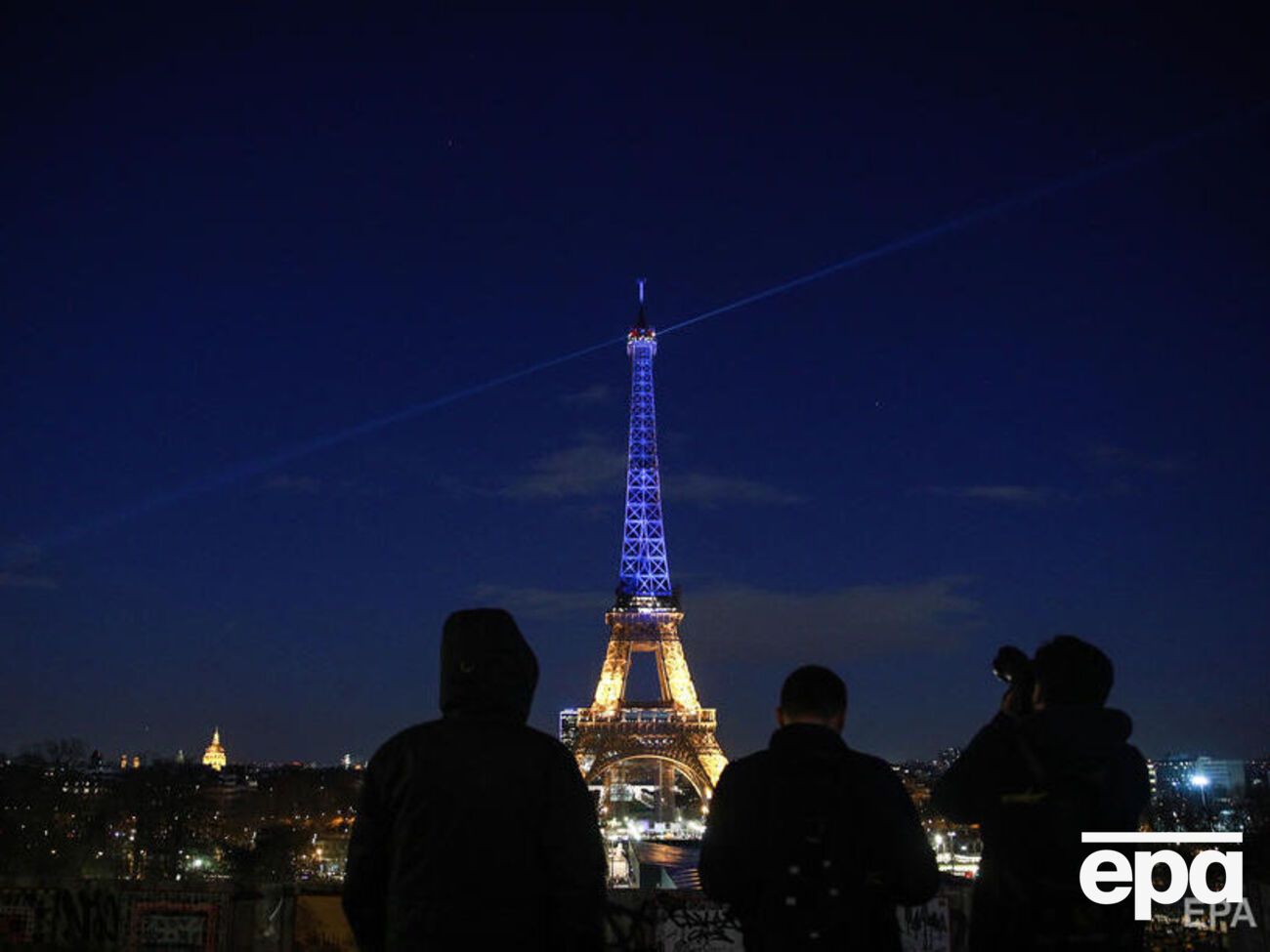 В настоящее время Эйфелева башня освещается до 1.00