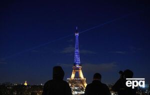 Наразі Ейфелеву вежу освітлюють до 1.00