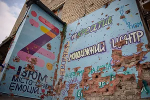 "Со сломанными домами, но несокрушимыми людьми". В Офисе президента показали освобожденные Изюм и Балаклею. Фоторепортаж