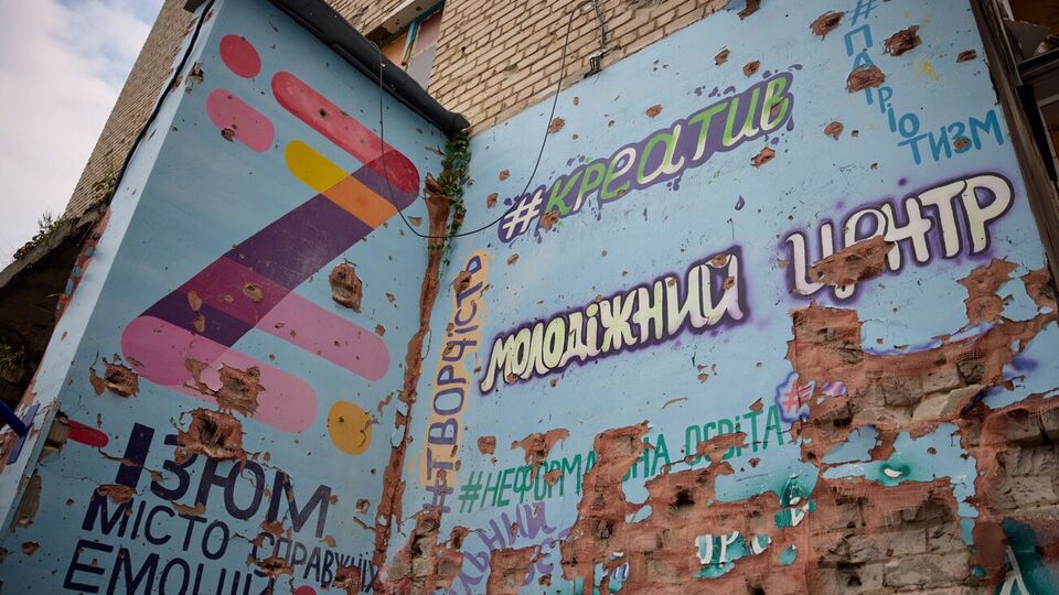 "Со сломанными домами, но несокрушимыми людьми". В Офисе президента показали освобожденные Изюм и Балаклею. Фоторепортаж