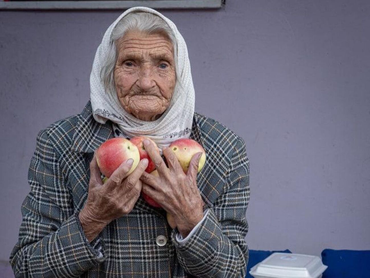 Волонтеры World Central Kitchen помогают 92-летней женщине продуктами
