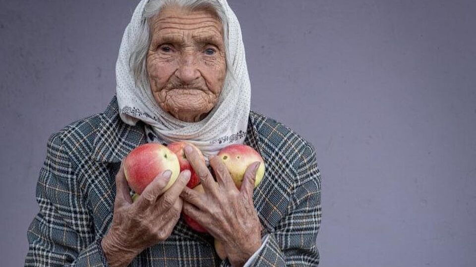 Волонтеры World Central Kitchen помогают 92-летней женщине продуктами
