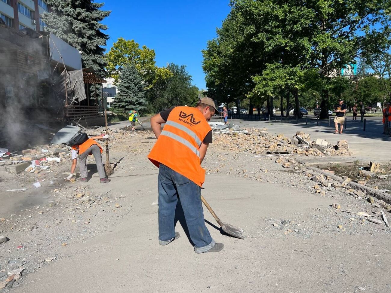 Сейчас на местах прилетов работают аварийные бригады и коммунальщики