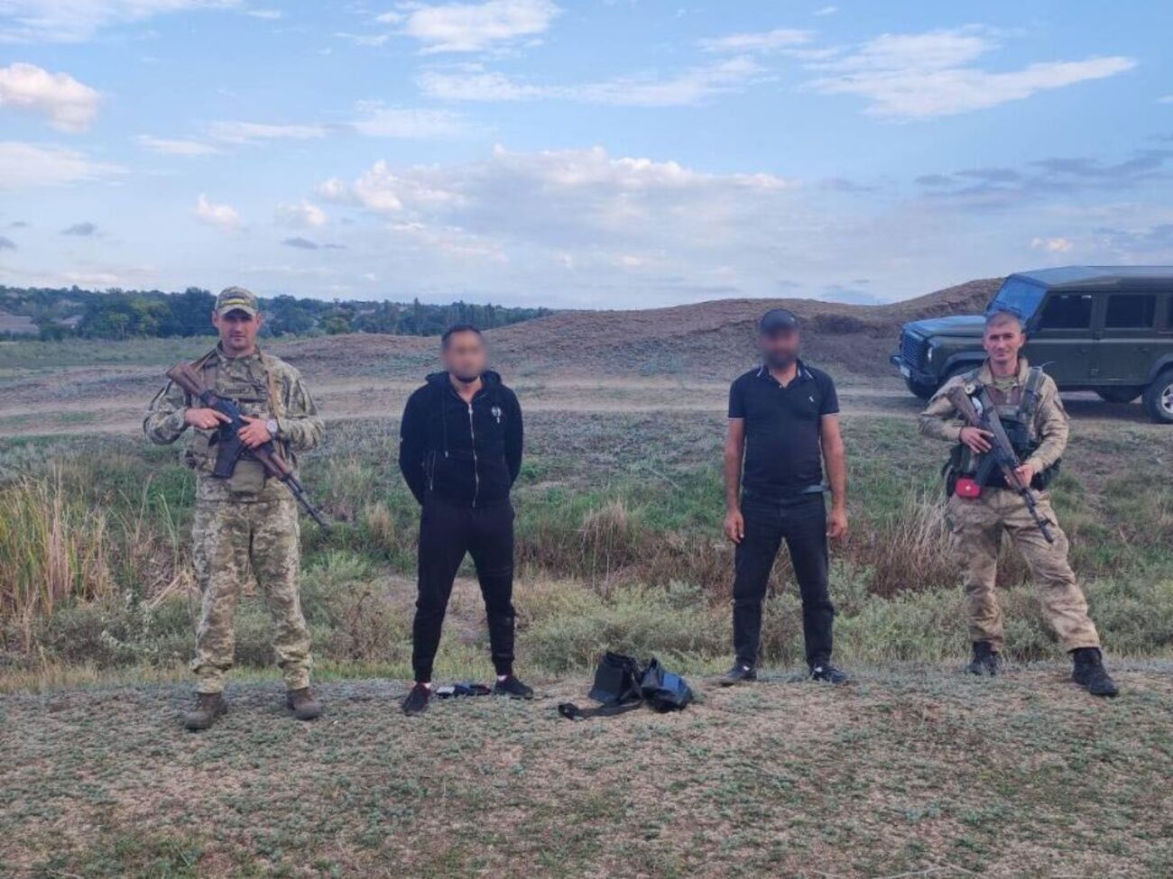Пограничный наряд сразу не увидел нарушителей в лесополосе, а лишь почувствовал стойкий запах парфюма