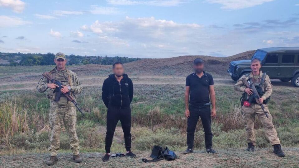 Пограничный наряд сразу не увидел нарушителей в лесополосе, а лишь почувствовал стойкий запах парфюма