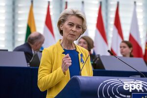 Летом 2022 года фон дер Ляйен также продемонстрировала поддержку украинцам с помощью сине-желтой одежды.