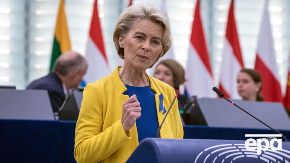 Улітку 2022 року фон дер Ляєн також продемонструвала підтримку українцям, убравшись у синьо-жовті кольори
