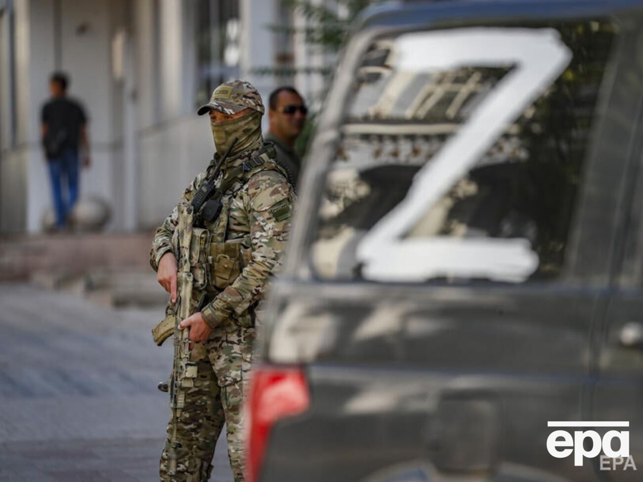 Окупанти повернулися до Кремінної, позривали українські прапори й вимкнули інтернет