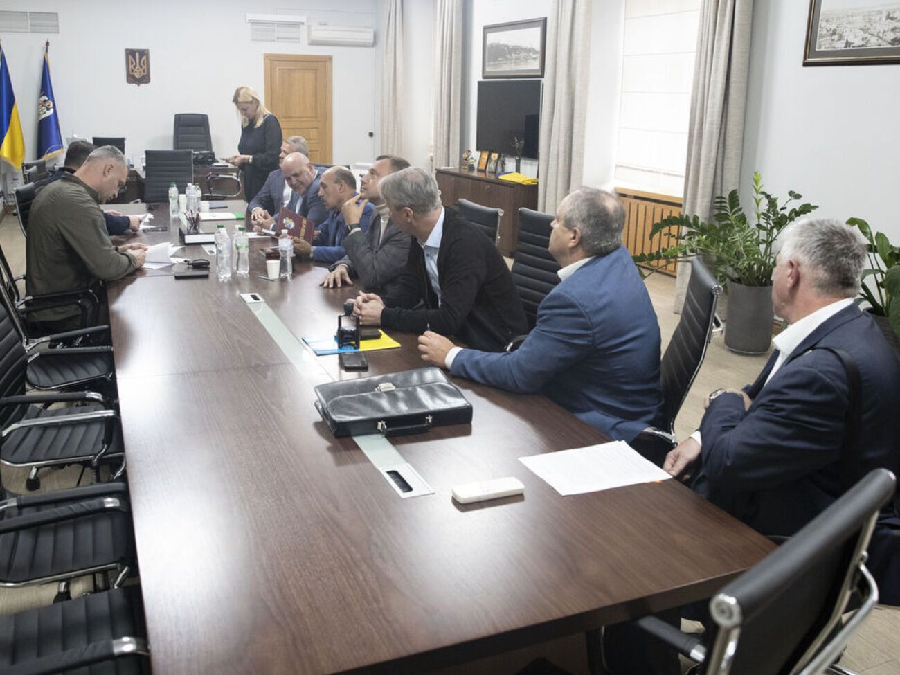 В Киеве подписали договоры о предоставлении денег на восстановление общинам, у которых их нет