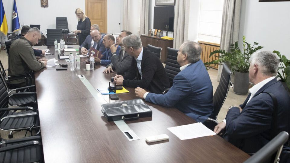 У Києві підписали договори про надання грошей на відновлення громадам, які їх не мають