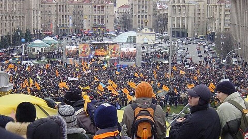 Россию тяжело сравнивать с Украиной – свободолюбивой, которая сносит президентов, на Майдан выходит, отметил Пугачев