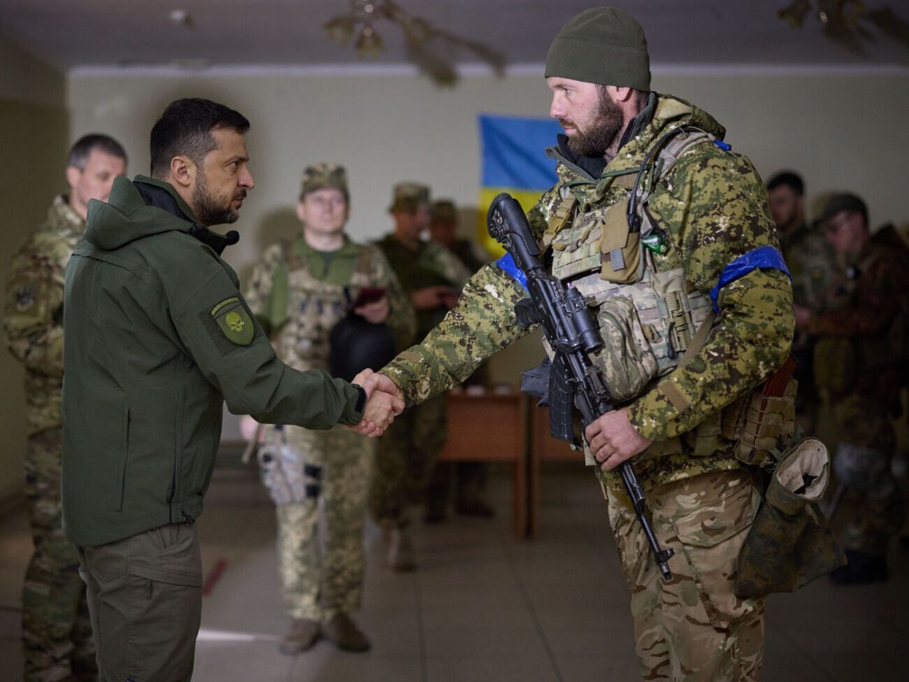 Зеленский поблагодарил военных за защиту суверенитета и территориальной целостности Украины