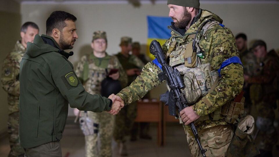Зеленский поблагодарил военных за защиту суверенитета и территориальной целостности Украины