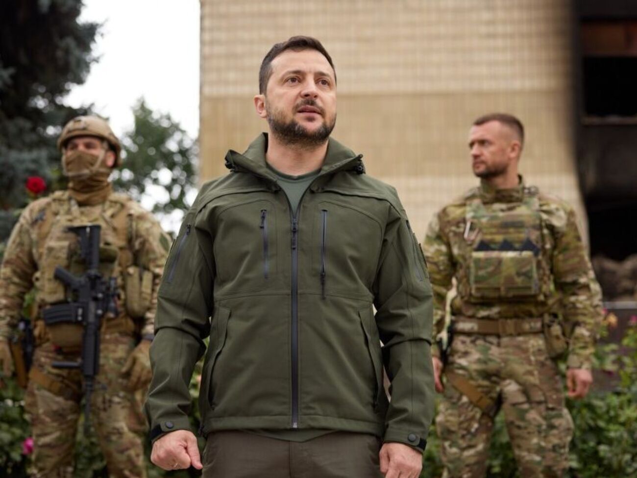 В автомобіль Зеленського та машини супроводу врізався легковий автомобіль, повідомив Никифоров, президента вже оглянув його лікар