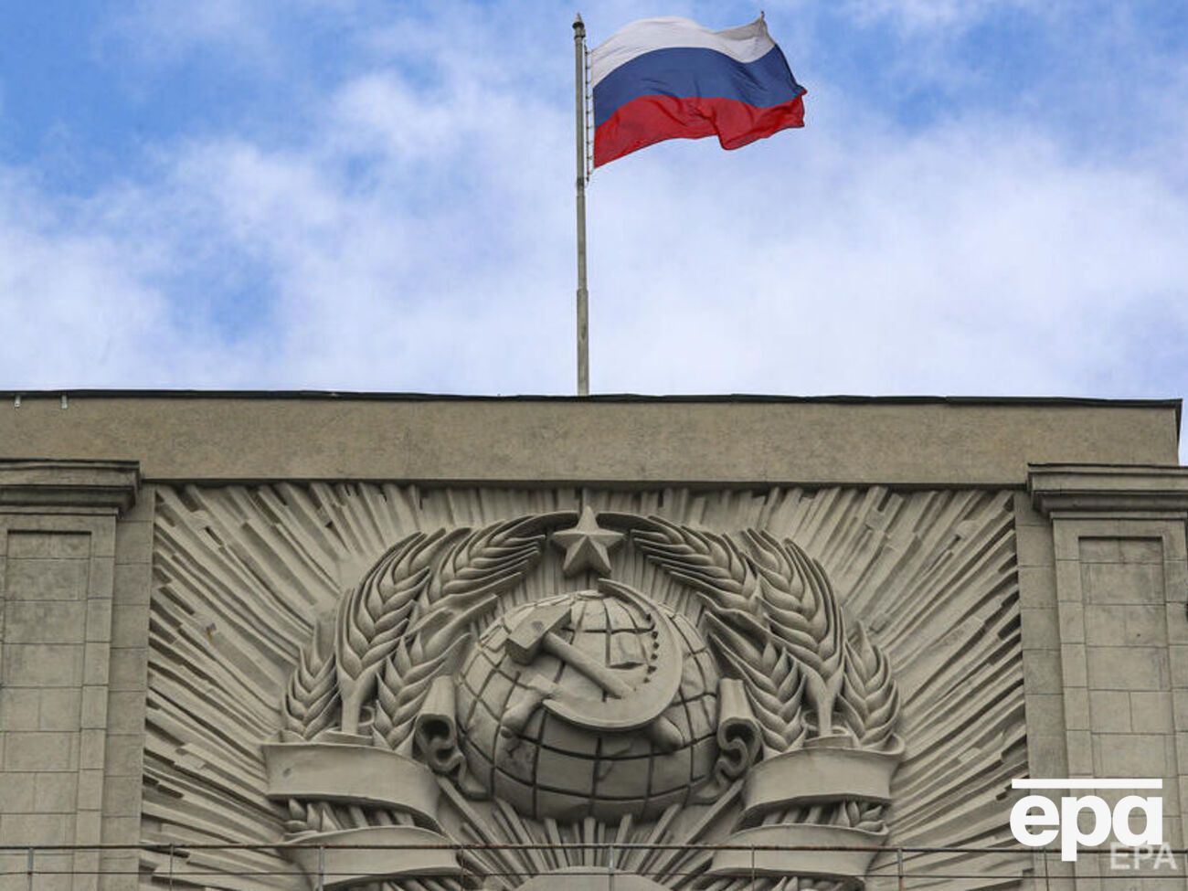 Российские власти отказываются от праздников и салютов