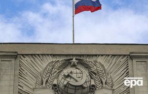 Российские власти отказываются от праздников и салютов