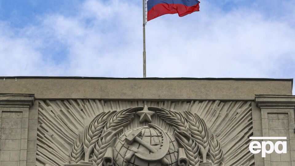 Российские власти отказываются от праздников и салютов
